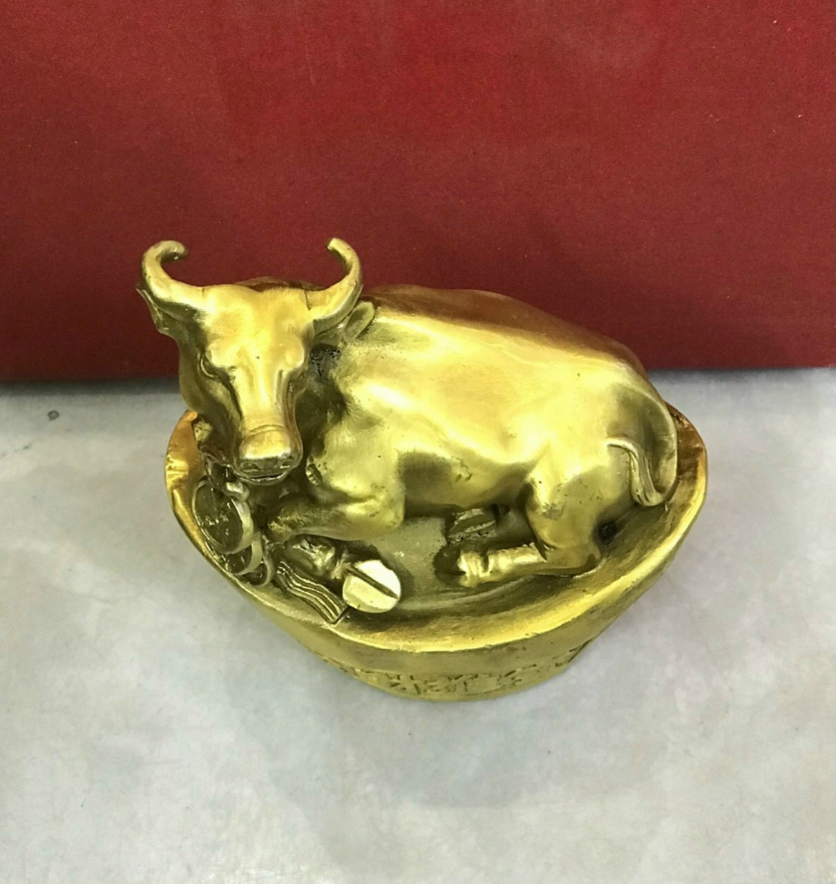 Trâu nhỏ nằm trên thỏi vàng - Decor trang trí