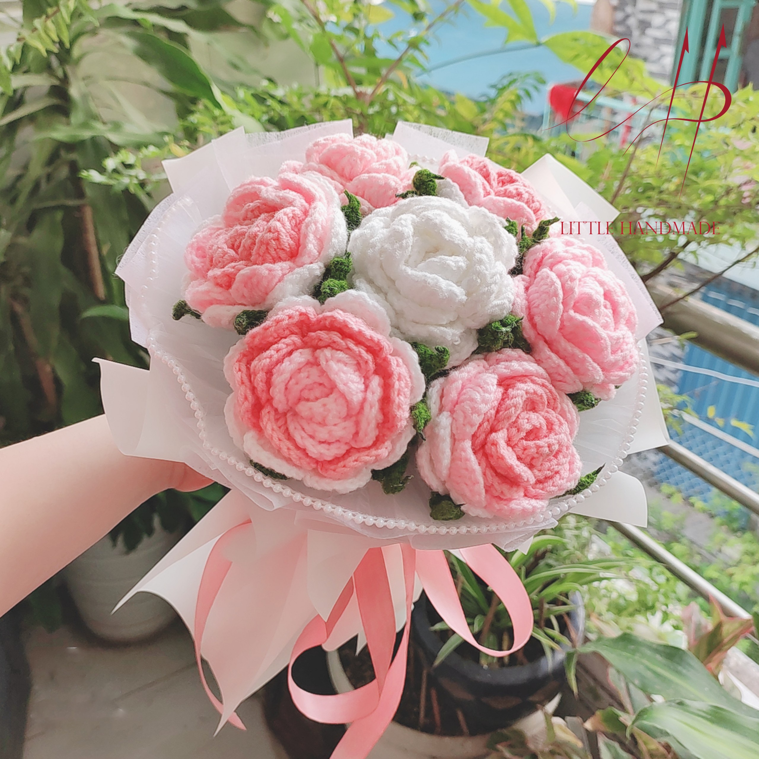 Bó hoa hồng bằng len handmade size vừa 25 x 35 cm
