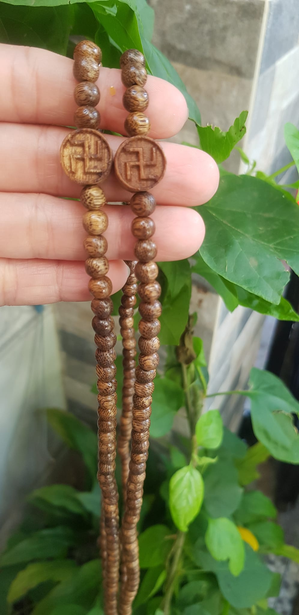 Vòng tay nữ gỗ trầm charm phối chữ Vạn kiểu đeo quấn tay 4 vòng Size hạt 6mm thơm nhẹ đeo tay Ý nghĩa Vạn sự như ý may mắn rất đẹp ạ