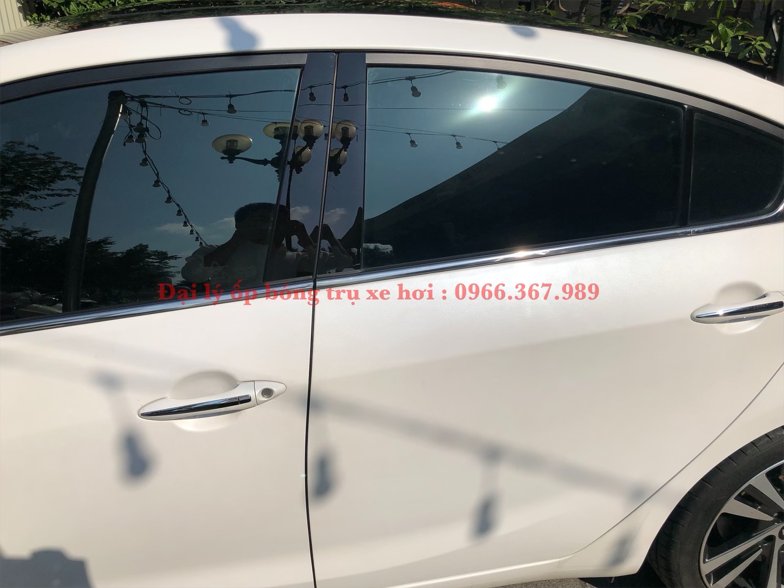 Ốp bóng trụ cửa xe ô tô Mitsubishi Outlander