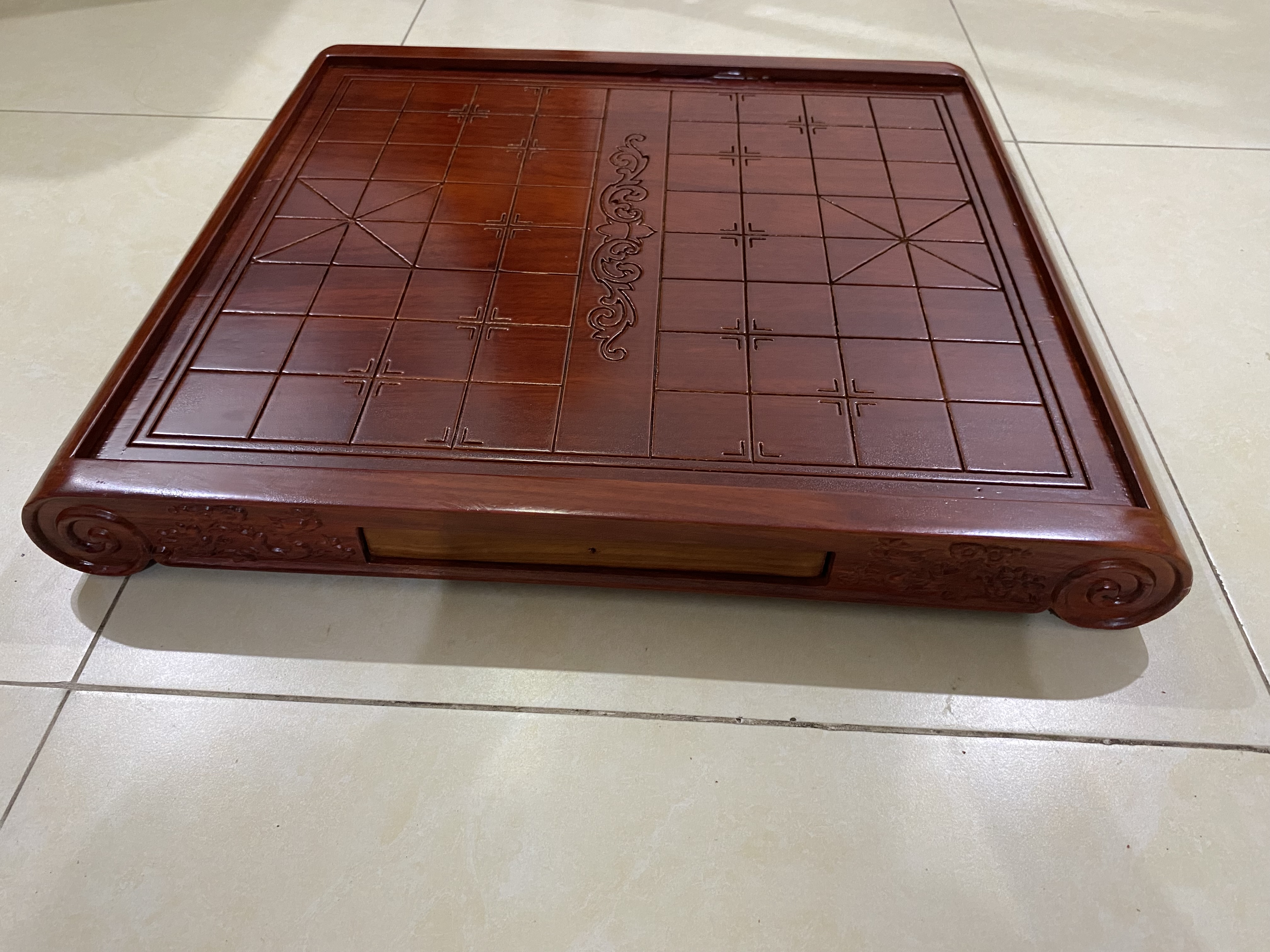Bộ Bàn Cờ Tướng Cuốn Thư  Gỗ Hương 3 Đúc KT 55 x 60 x 7 cm. Quà Tặng Cao Cấp