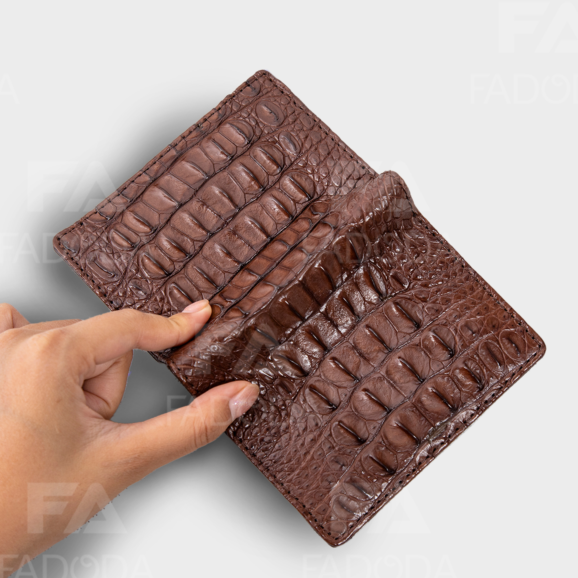 Ví nam đứng da cá sấu màu nâu đỏ làm từ vân gai lưng da cá sấu bóng - CW01-03LN