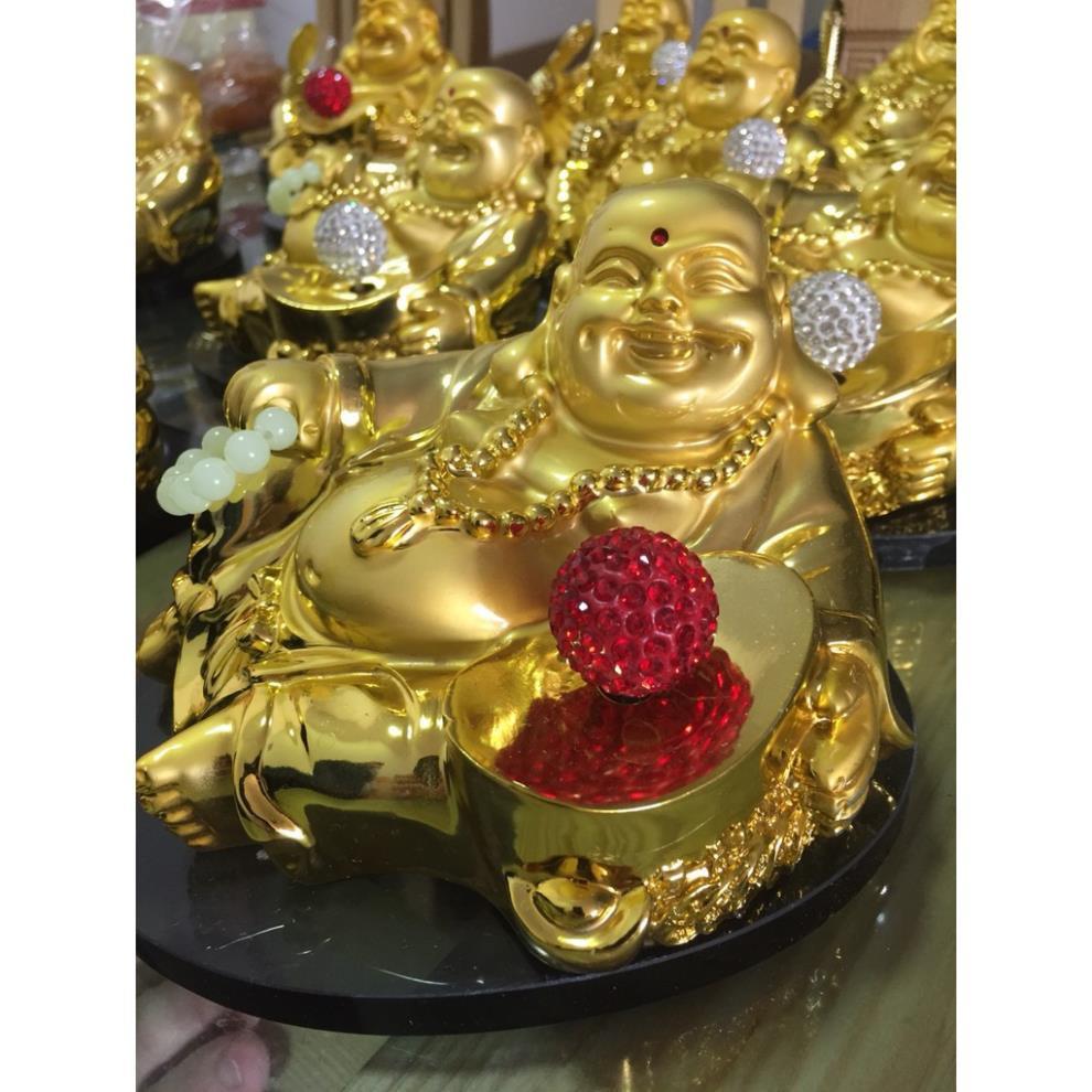 Tượng phật ông di lặc đặt taplo ô tô có quả cầu xoay bằng năng lượng mặt trời