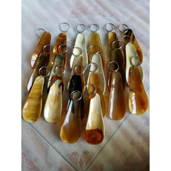 Móc khóa sỏ giày chất liệu sừng bò châu phi