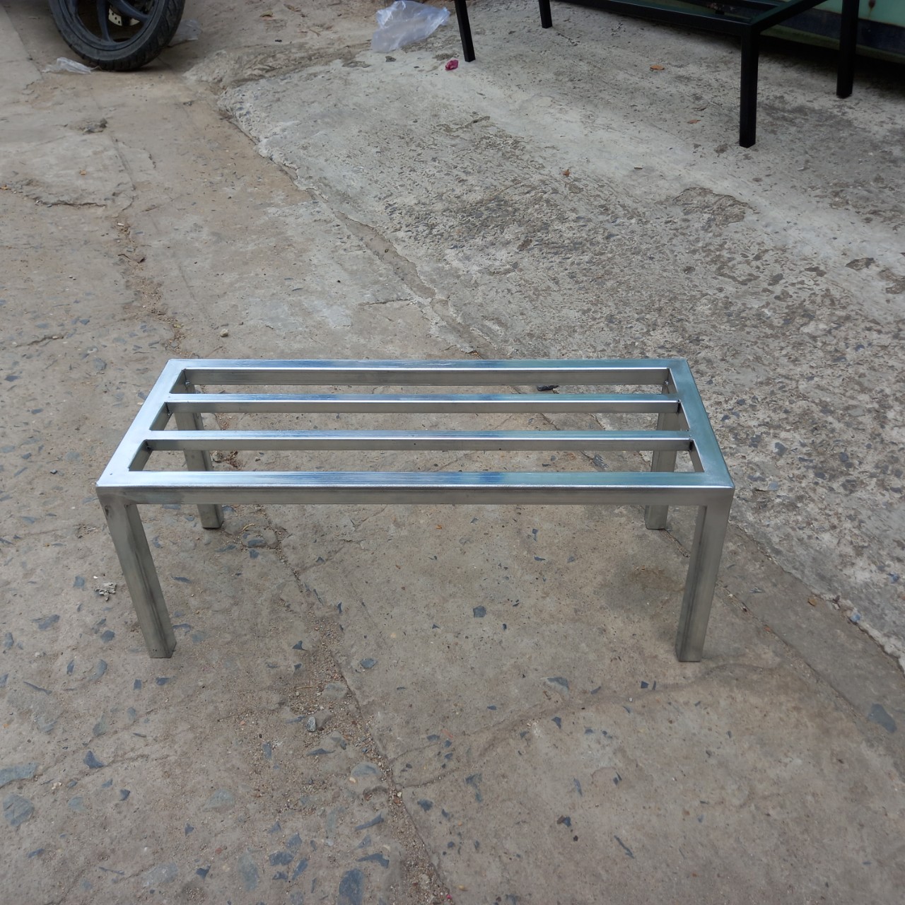 Kệ sắt Dài 60cm, Rộng 20cm, Cao từ cm. 4 chân, 2 nan phụ, chất liệu thép hộp 20*20mm mạ kẽm, chân có nút nhựa chống trượt, dùng để kê cây cảnh trong và ngoài nhà