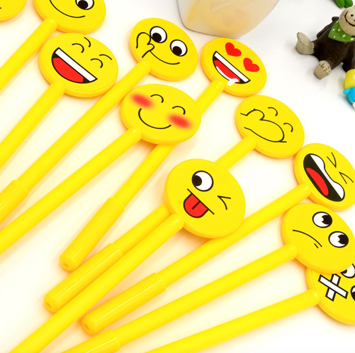 Bút Bi Viết Hình Mặt Cười EMOJI Độc Đáo - Bút Bi Nước Văn Phòng Mực Đen ( Phát Màu Ngẫu Nhiên )