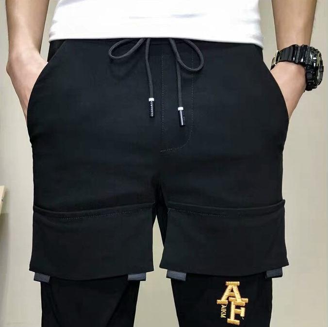 Quần Jogger với thiết kế đặc biệt hai túi ở phía trước quần