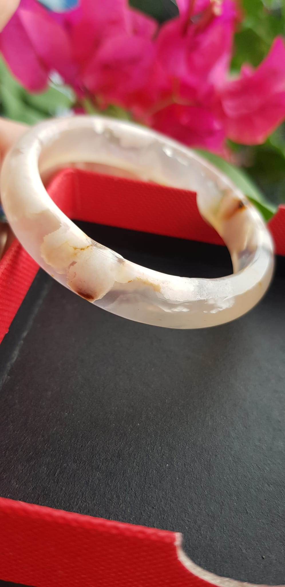 Vòng tay phong thuỷ Nữ Bản Hẹ Đá Mã Não trắng vàng nhẹ bông hoa bóng đẹp Vòng tay Nữ Ni 48mm x Cao 11mm x dầy 6mm Nữ tay nhỏ cân nặng 30kg - 45kg đeo đẹp ạ