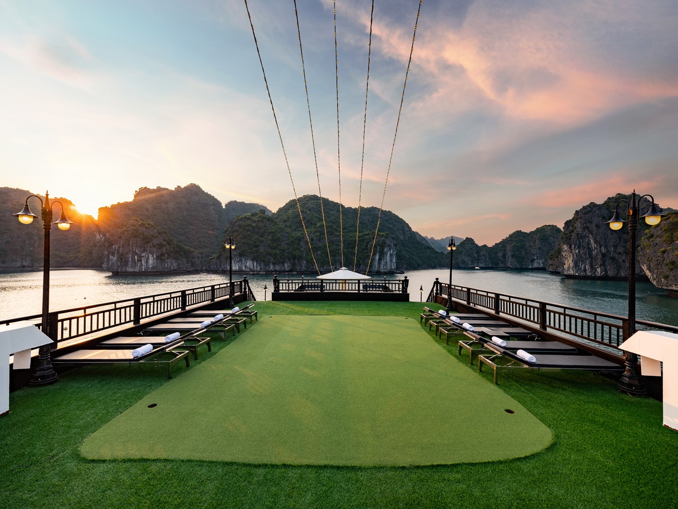 Voucher 2N1Đ Ngủ Đêm Trên Du Thuyền 5 sao Rita Cruise Sang Trọng Tại Vịnh Hạ Long