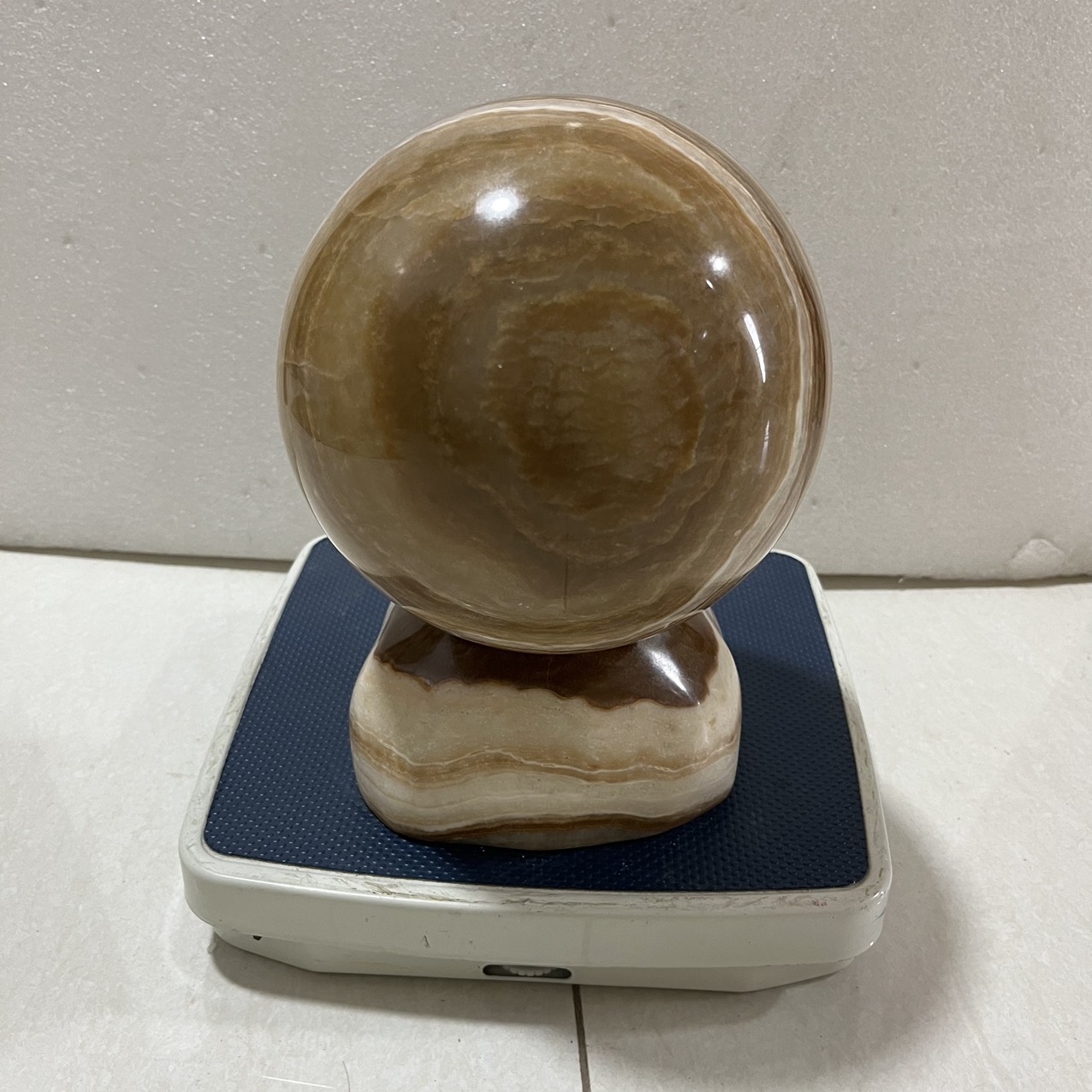 Cầu bi đá tự nhiên đường kính 18 cm, nặng 11 kg có đế màu vàng vân cực đẹp cho người mệnh Kim và Thổ