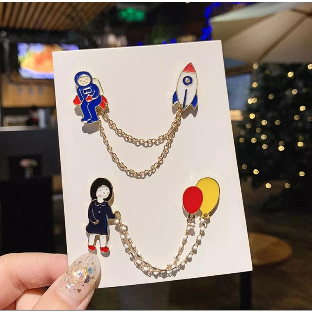 Huy hiệu cài áo hình chú cá voi và phi hành gia