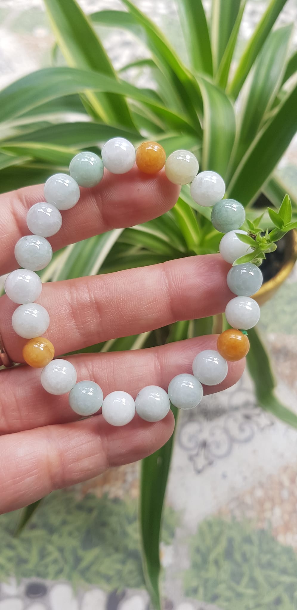 Vòng chuỗi đá Cẩm Thạch tự nhiên trắng huyết tam tài 8mm bóng đẹp Màu trắng bóng xanh vàng nữ đeo rất xinh đẹp xinh tay may mắn Vòng đá cẩm thạch tự nhiên tốt cho sức khoẻ công việc ạ