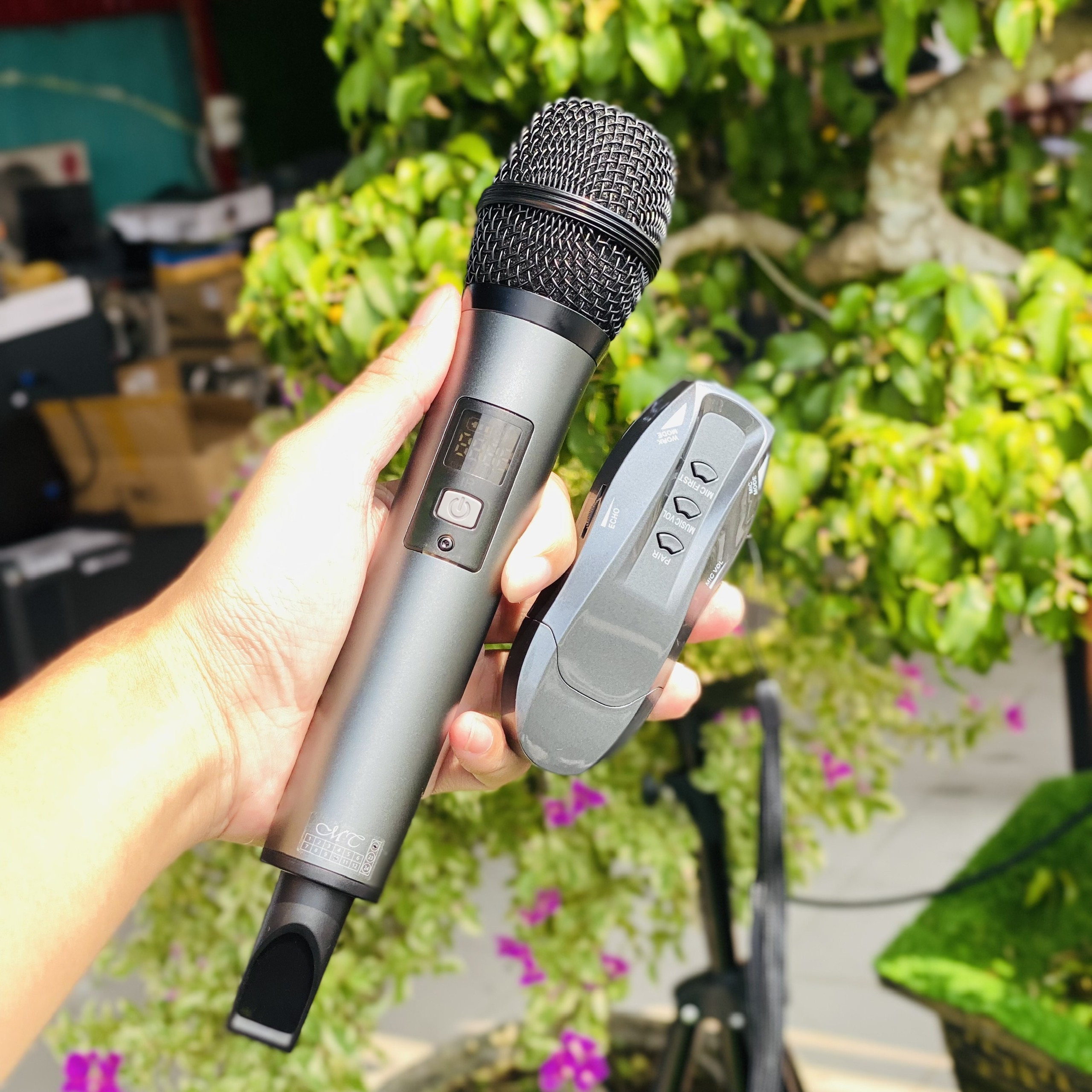 Micro karaoke dành cho ô tô Max BX7 - Micro không dây đa năng cao cấp - Kết Nối Bluetooth, Chức Năng Lọc Âm Cực Tốt, Chống Hú, Chống Ồn Và Méo Tiếng Giúp Âm Thanh Phát Ra Trong Trẻo, Mượt Mà - Biến mọi loa vi tính thành loa karaoke