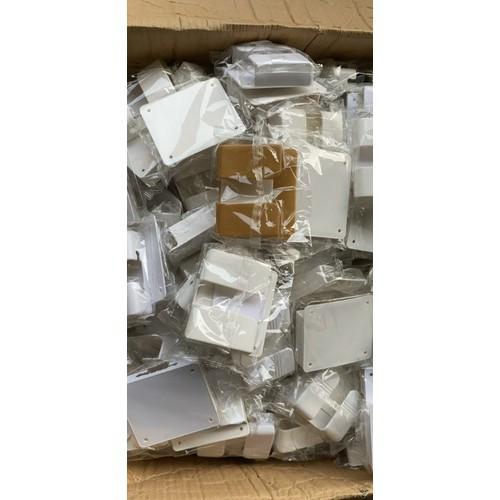 Kệ Dán Tường Để Remote, Đồ Dùng/ Giá Đỡ Sạc Điện Thoại - Có Móc Treo Giữ Dây Điện