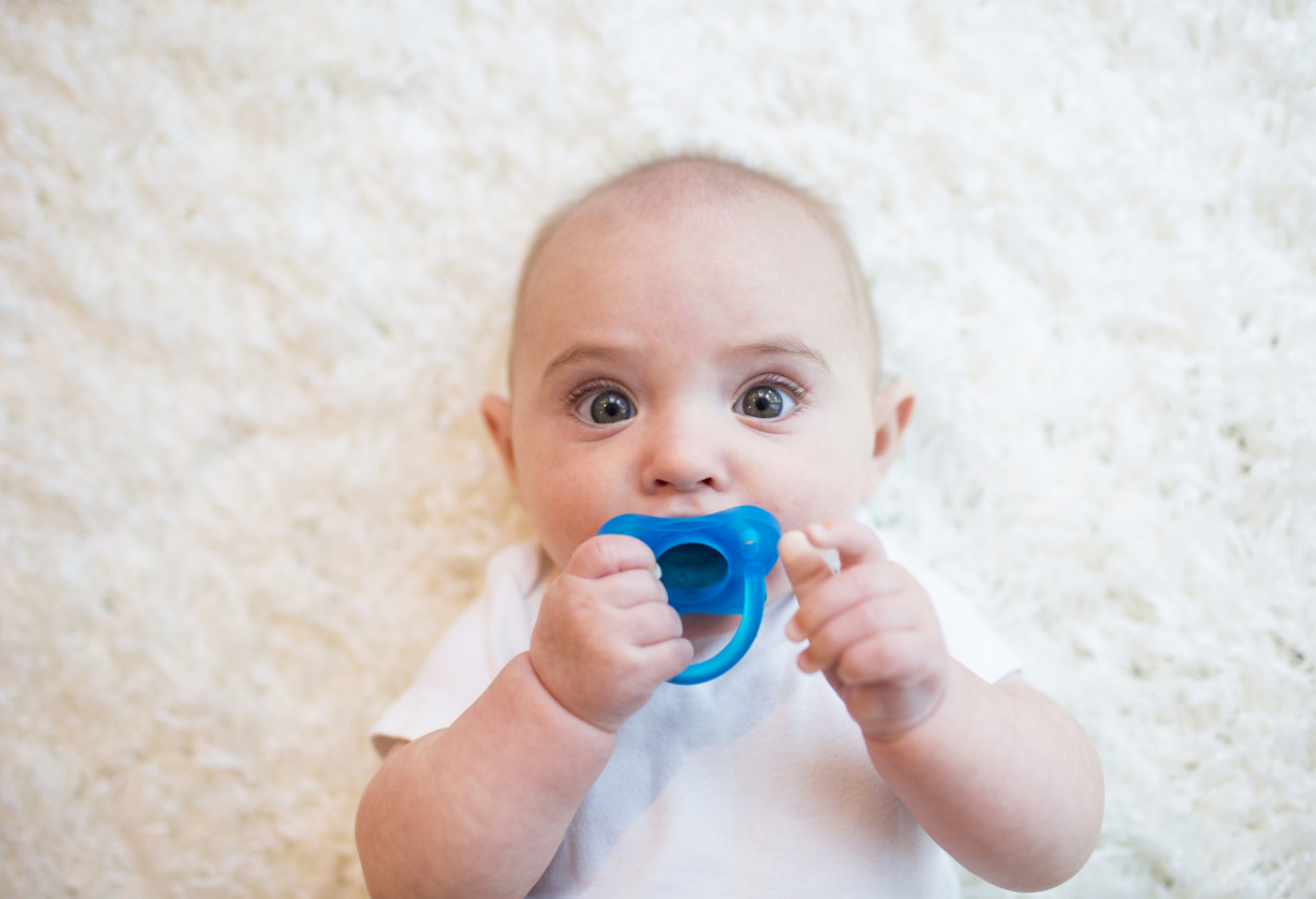 Ty ngậm Dr.Brown's siêu mềm đầu tròn Happy Paci, 100% silicone