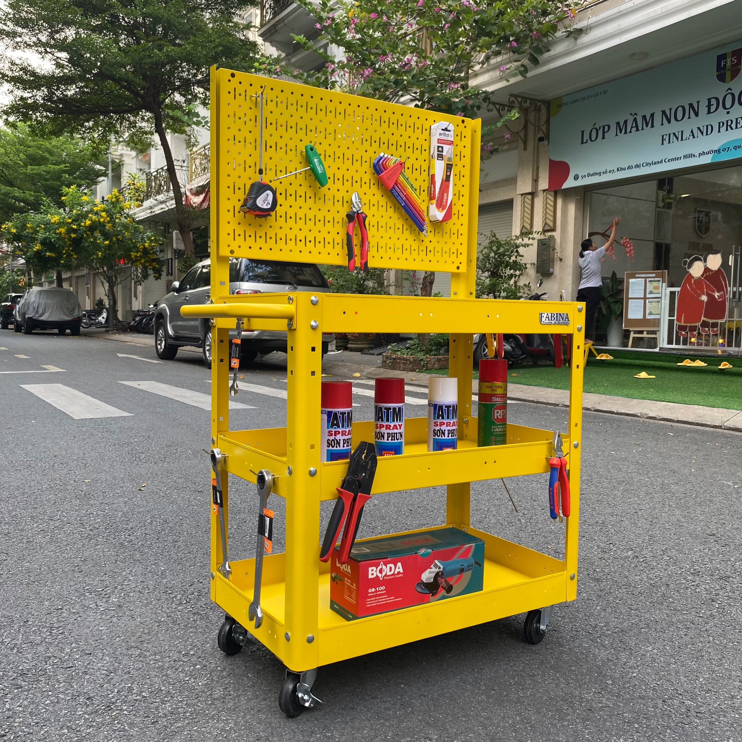 Xe đẩy 3 ngăn vách lưới 72cm vàng FABINA