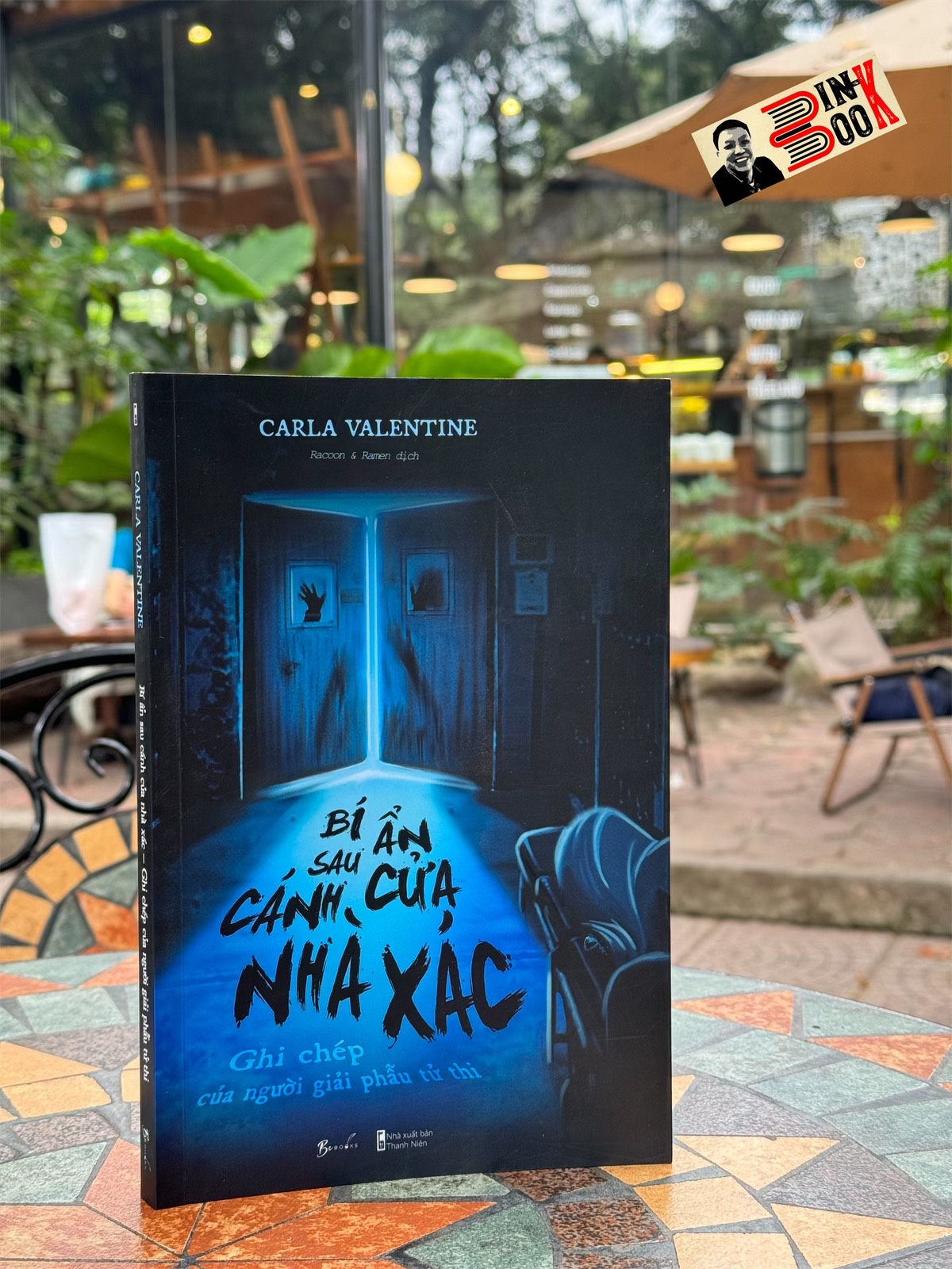 BÍ ẨN SAU CÁNH CỬA NHÀ XÁC - Carla Valentine – Racoon & Ramen dịch – NXB Thanh niên – AZ Books