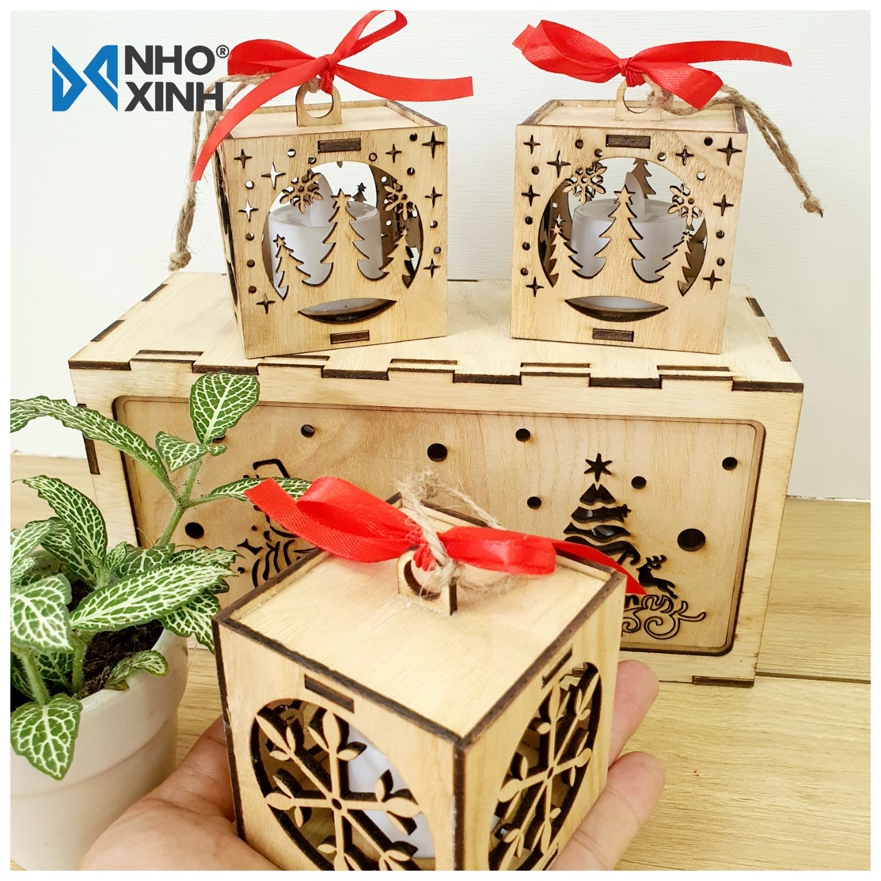 Hộp 3 đèn vuông trang trí cây thông Noel có đèn nến ánh sáng vàng, nhãn hiệu Nho Xinh, xuất xứ Việt Nam, có thể làm quà tặng, quà lưu niệm