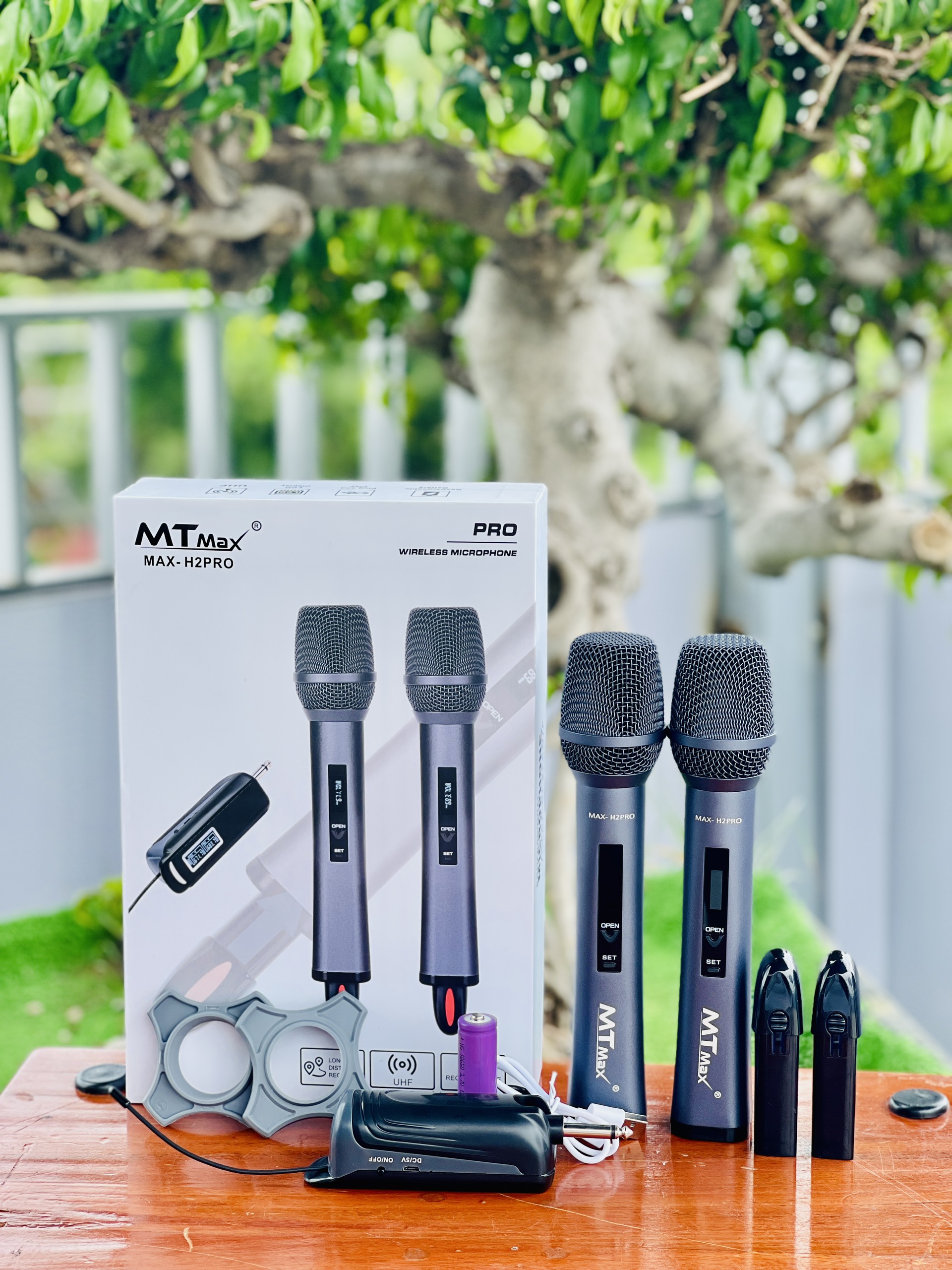 Micro Không Dây Cao Cấp MTMAX H2PRO - Cao Cấp Với Khả Năng Pin Nam Châm Hút Tự Động Sạc. Khả Năng Bắt Sóng Cao 50 - 100M, Chuyên Dùng Cho Karaoke Gia Đình, Phòng Trà, Quán Bar, Bảo Hành 12 Tháng. hàng chính hãng