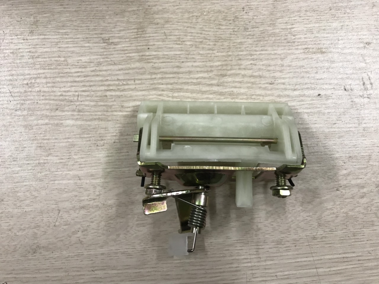 Tay mở cốp sau Mitsubishi Pajero