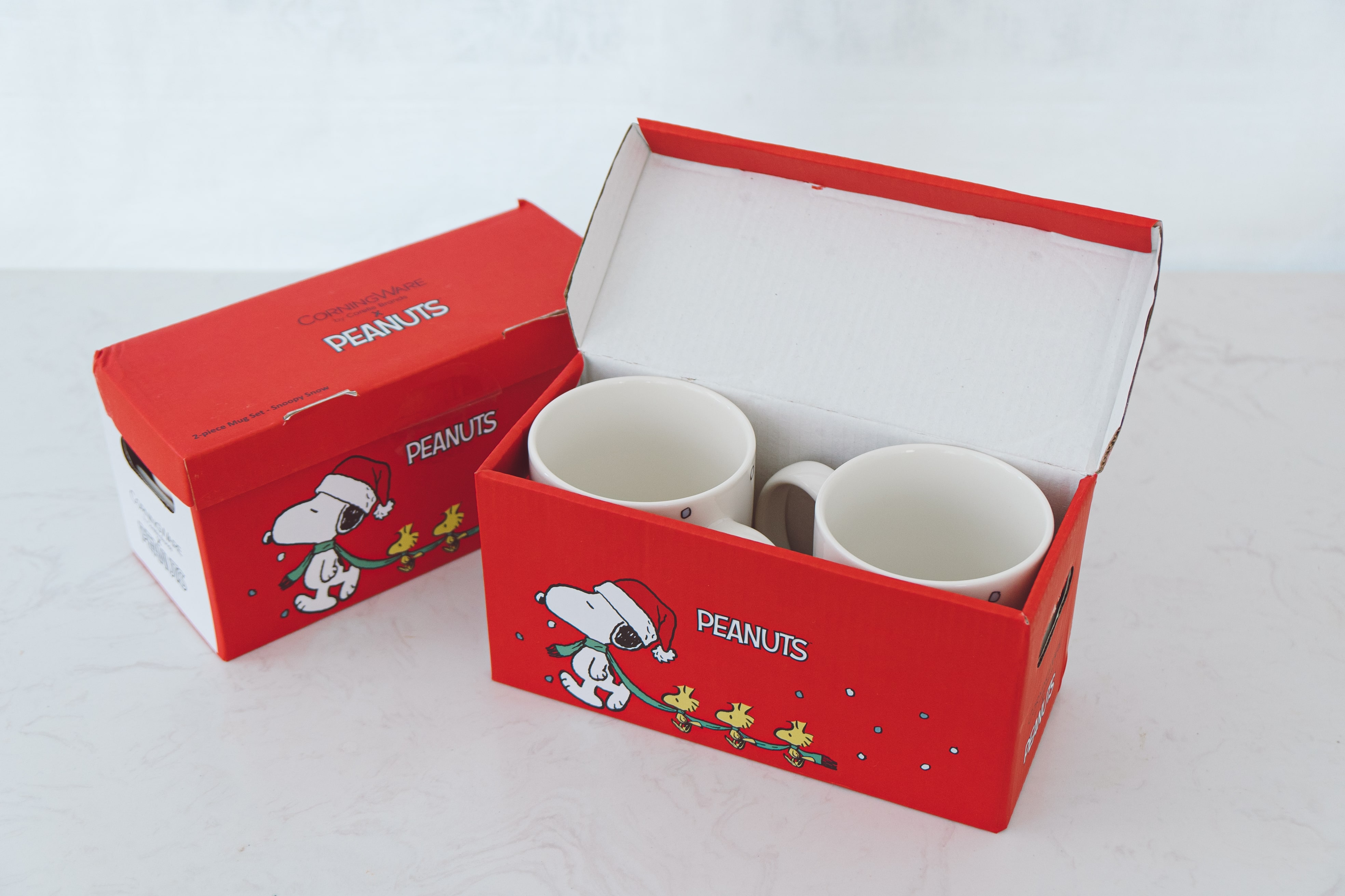 BỘ HAI CỐC CORNINGWARE, HÌNH SNOOPY SNOW, SỨ XƯƠNG, KÈM HỘP ĐỰNG