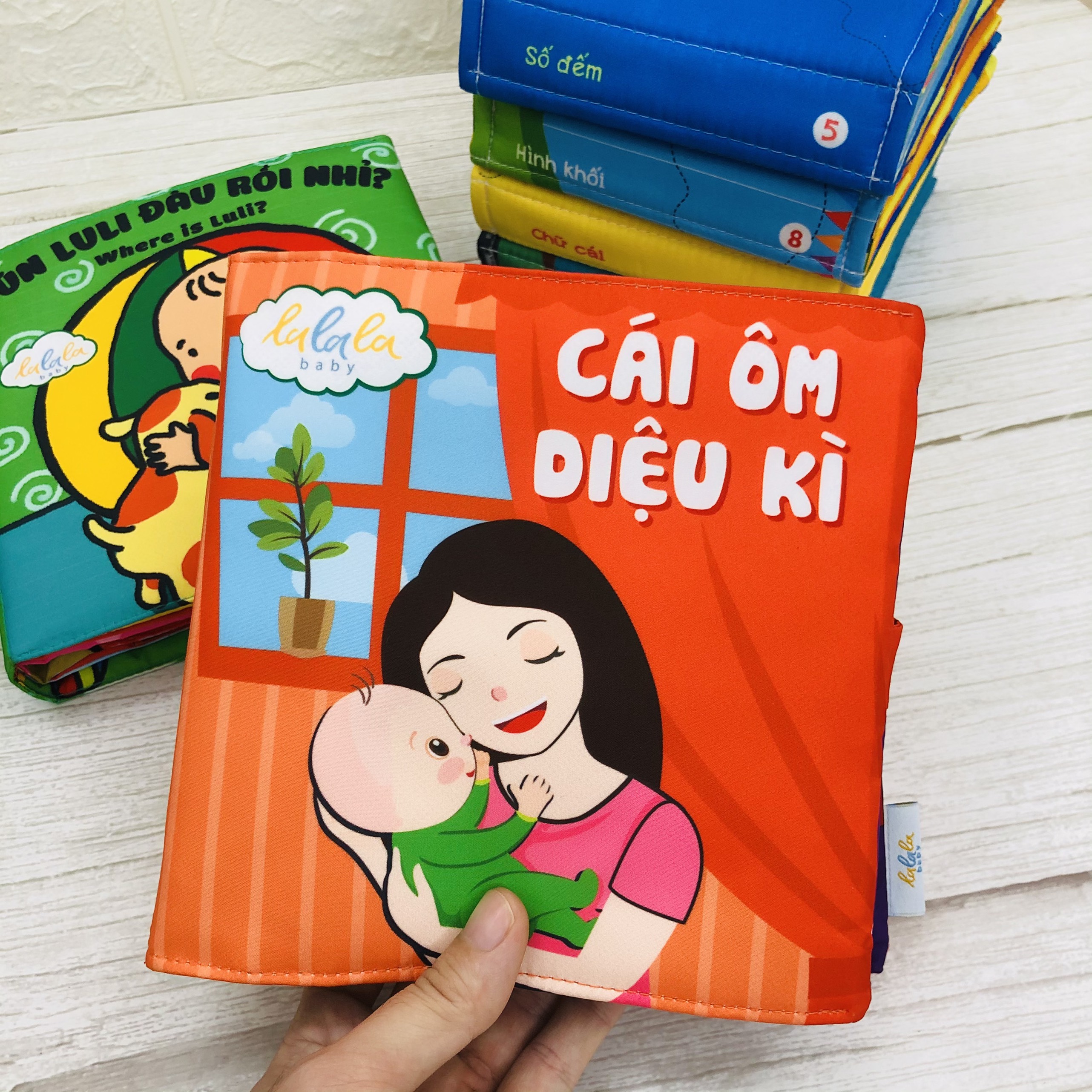 Sách vải giáo dục đầu đời cho bé - Bộ 3 sách: Bé cảm thấy thế nào?, Nhà tớ có những ai?, Cái ôm diệu kỳ. Kích thước 18x18cm, 12 trang. Giáo dục bé về cảm xúc - gia đình, CHÍNH HÃNG Lalala Baby, Made in Việt Nam