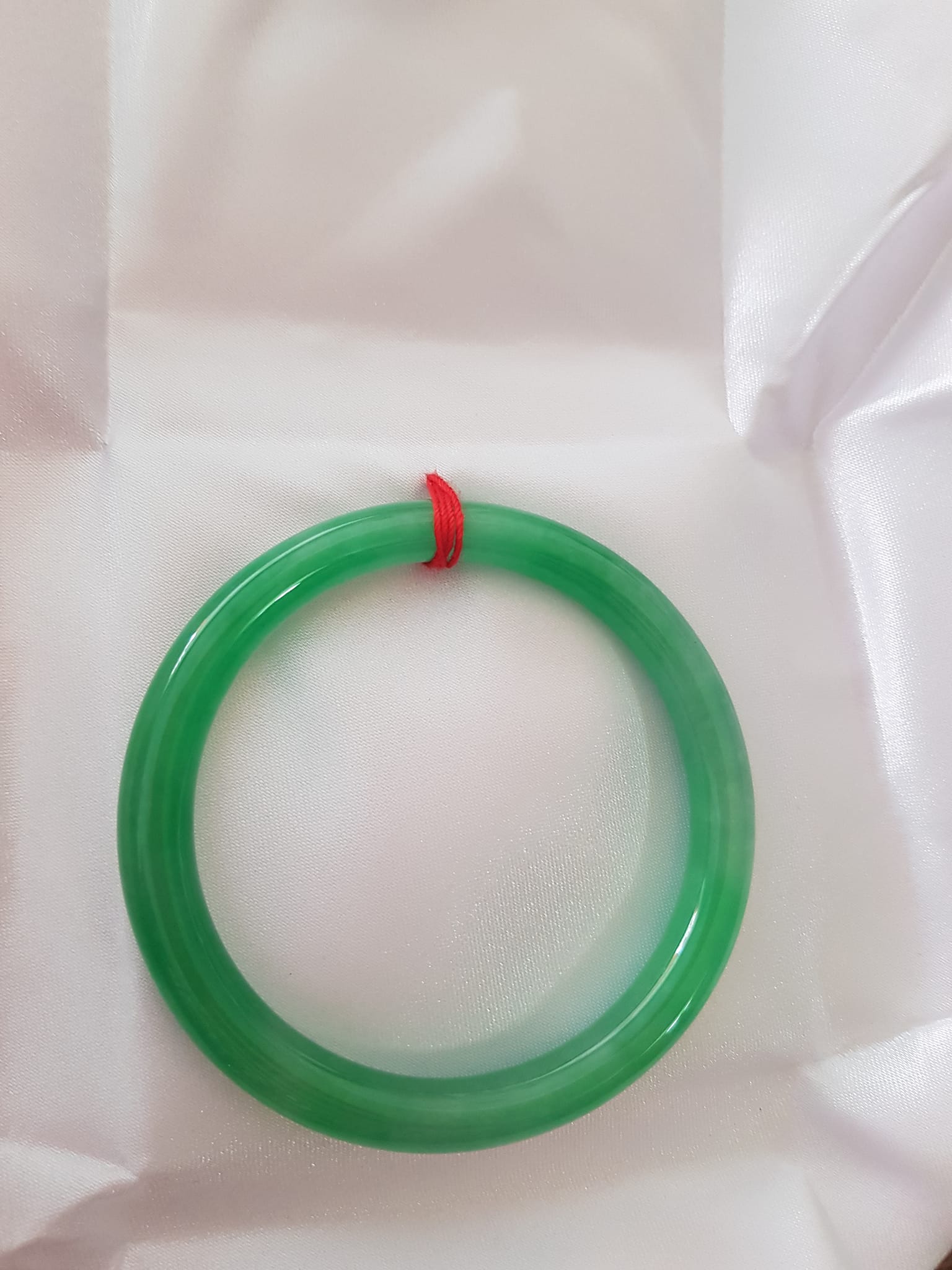 Vòng cẩm thạch Lý T 54mm x Dầy 7mm Màu Xanh lá tươi bóng mảnh khảnh đẹp hợp Nữ mệnh Mộc Hỏa 53kg - 62kg đeo ạ