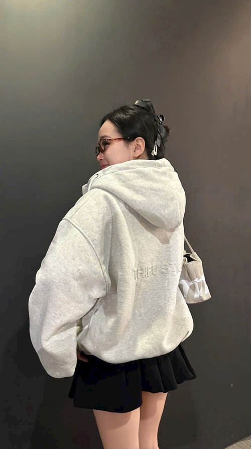 Áo Khoác Nỉ xuất khẩu dày mịn, nón to 2 lớp vải,nón có nút bấm, bo gân, form boxy dưới 65kg. logo in nổi to bự.có túi trong