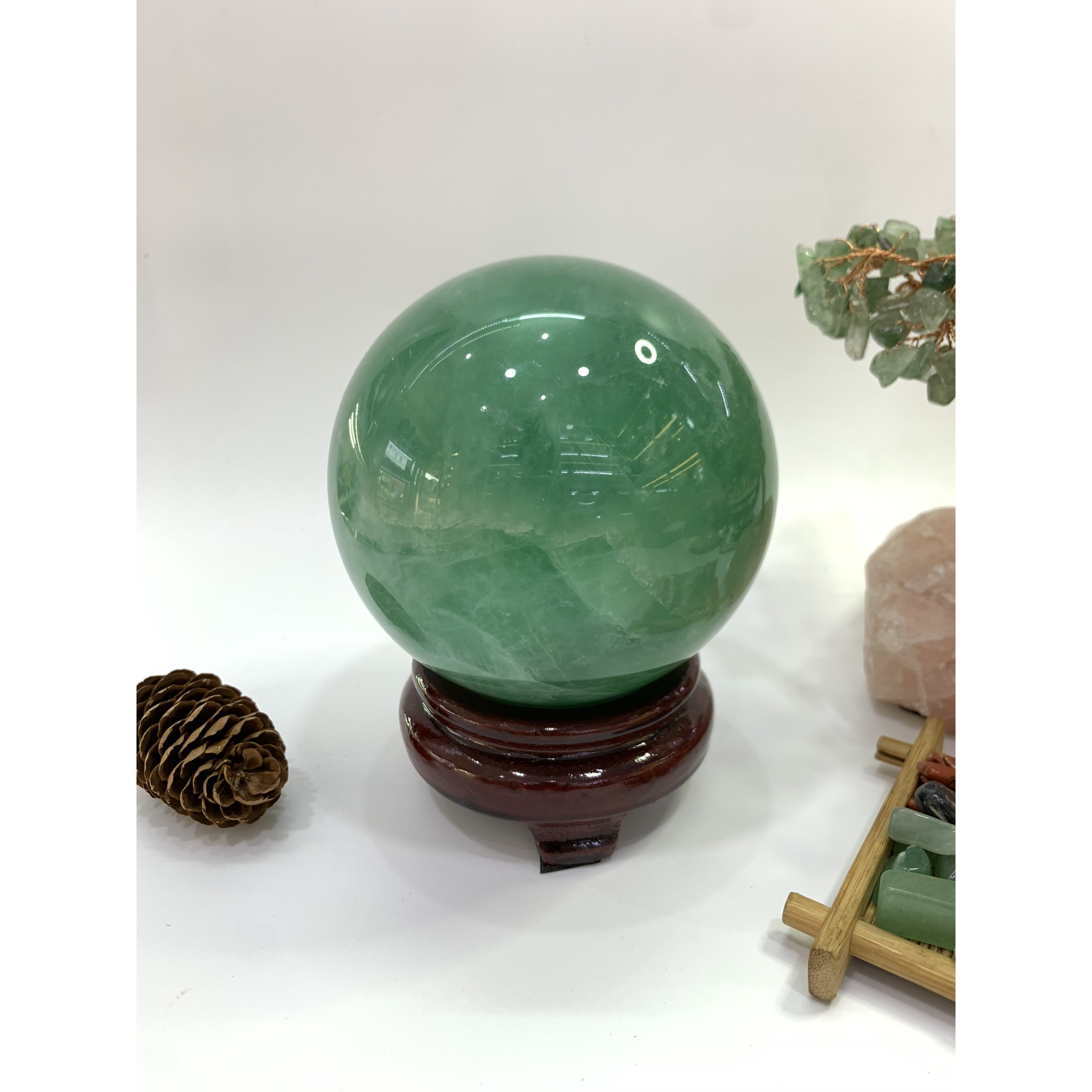 Quả cầu đá Thạch Anh Fluorit xanh lục - 1,6kg - 10,7cm ; Hợp mệnh: Hỏa, Mộc, Thủy hoặc Kim; Ý nghĩa: Trấn sát, trừ tà, thu hút vượng khí, bổ trợ sức khỏe, đem lại may mắn, cải thiện sự trì trệ, bế tắc trong công việc