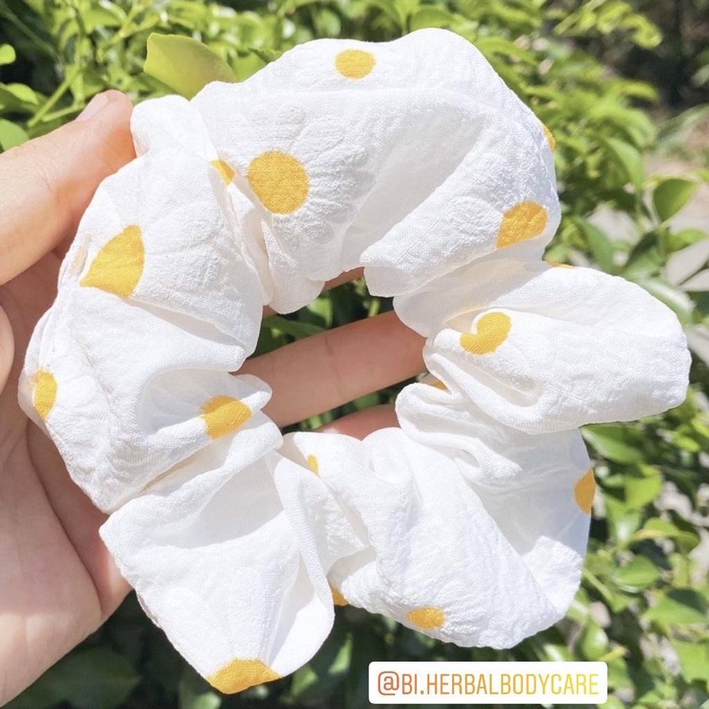 Scrunchies cột tóc, buộc tóc hoạ tiết hoa cúc trắng dễ thương dành cho bạn nữ handmade