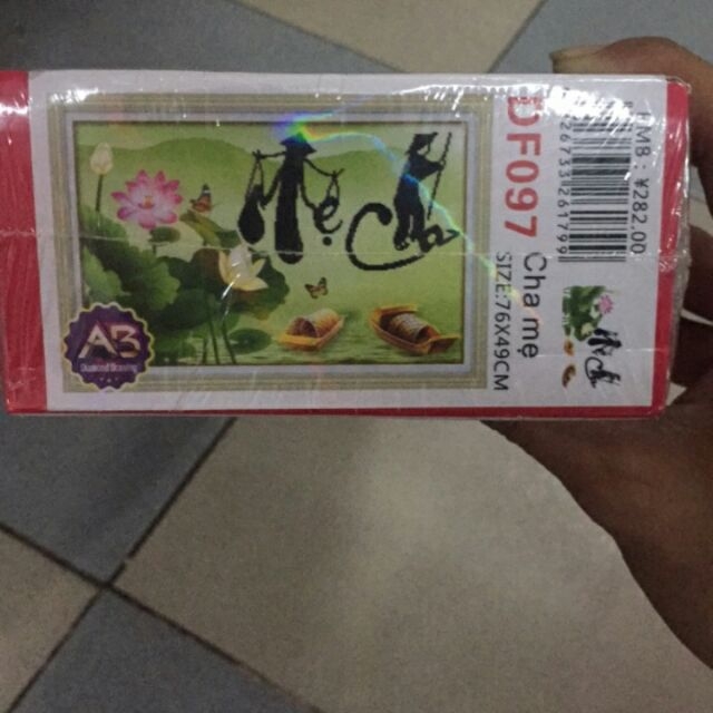 Tranh đính đá Cha Mẹ chưa đính