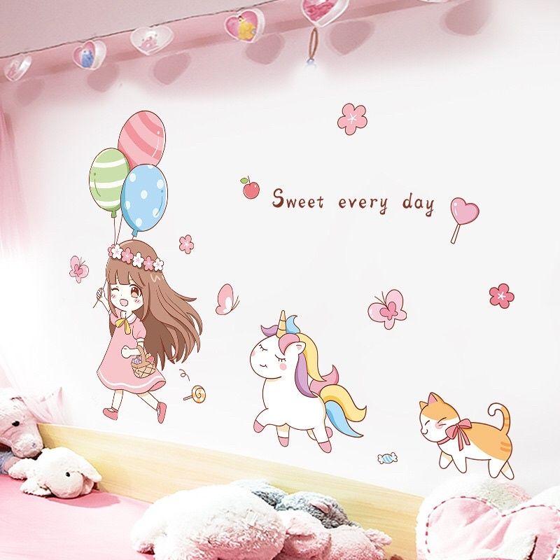 Decal dán tường, tranh dán tường em bé cầm bóng bay