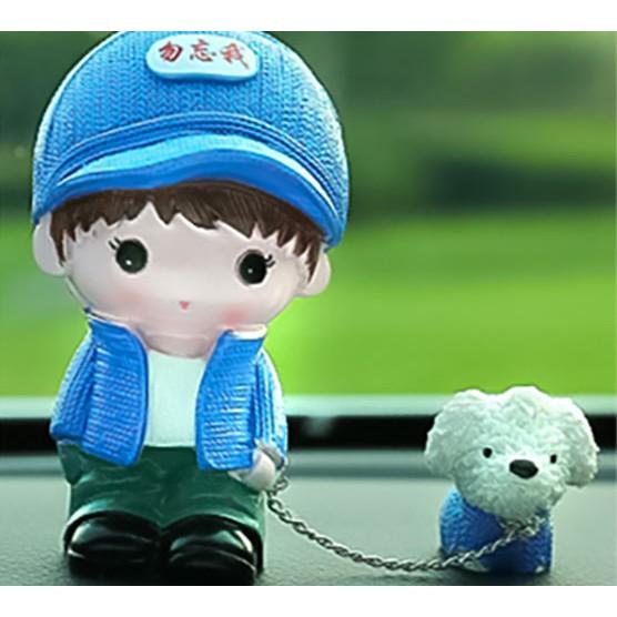 Bộ tượng đôi bạn trẻ dẫn chó đi chơi để trên ô tô