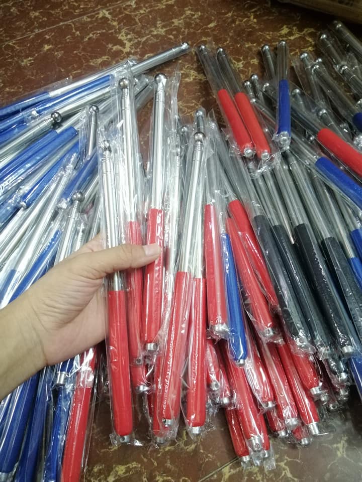 Que Chỉ Bảng Inox Đầu Bọc Nỉ Kéo Dài 1M - Giao Màu Ngẫu Nhiên