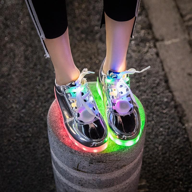 Giày phát sáng màu bạc bóng phát sáng 7 màu 8 chế độ đèn led cực đẹp (có video) mã MO50 L( full box