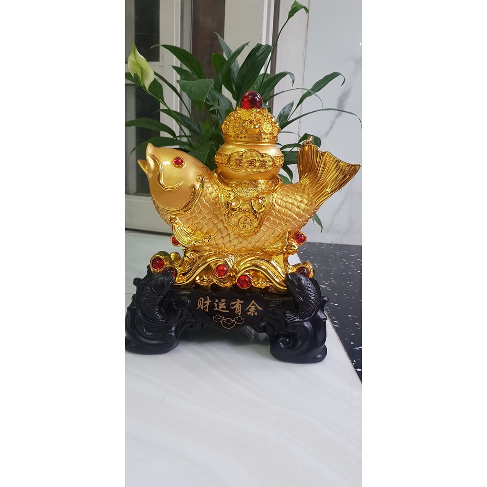 Tượng Cá Chép Phong Thuỷ Vàng to cưỡi Hủ Vàng to Châu Đỏ đỏ May Mắn Tài Lộc trên lưng đế gỗ có 2 cá chép nhỏ ở dưới Cao 36cm x Ngang 24cm x Sâu 15cm mệnh Kim mệnh Thổ mệnh Thuỷ Trưng phòng khách nhà, công ty, quà biếu tặng ý nghĩa ạ