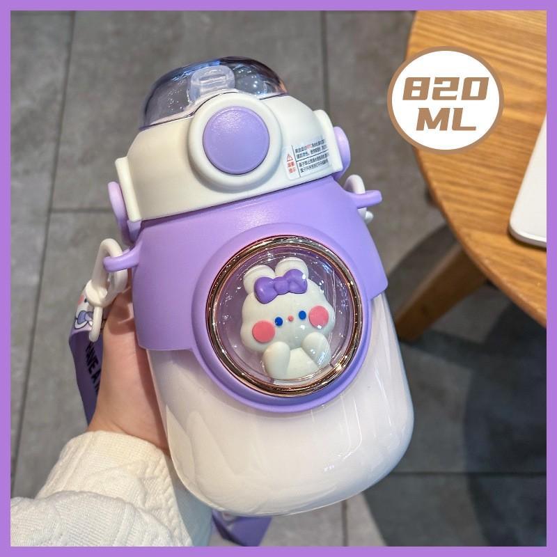 Bình Nước Nhựa Hoạt Hình Dễ Thương Cute Có Ống Hút Cho Bé Dung Tích Lớn 820ml - Tặng Sticker