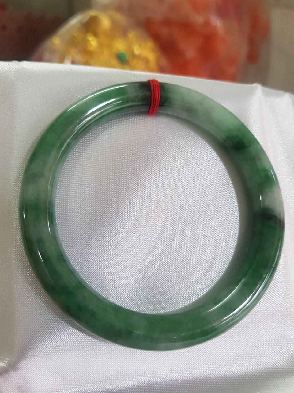 Vòng Cẩm Thạch tự nhiên mới cao cấp đẹp Đậu Lý Sịn Sao 54mm x cọng 8mm màu xanh đậu lý đậm nhạt điểm trắng nhẹ đẹp bóng nữ 53kg - 60kg đeo rất đẹp sang tay món quà tặng Mẹ , Vợ người thân ý nghĩa ạ