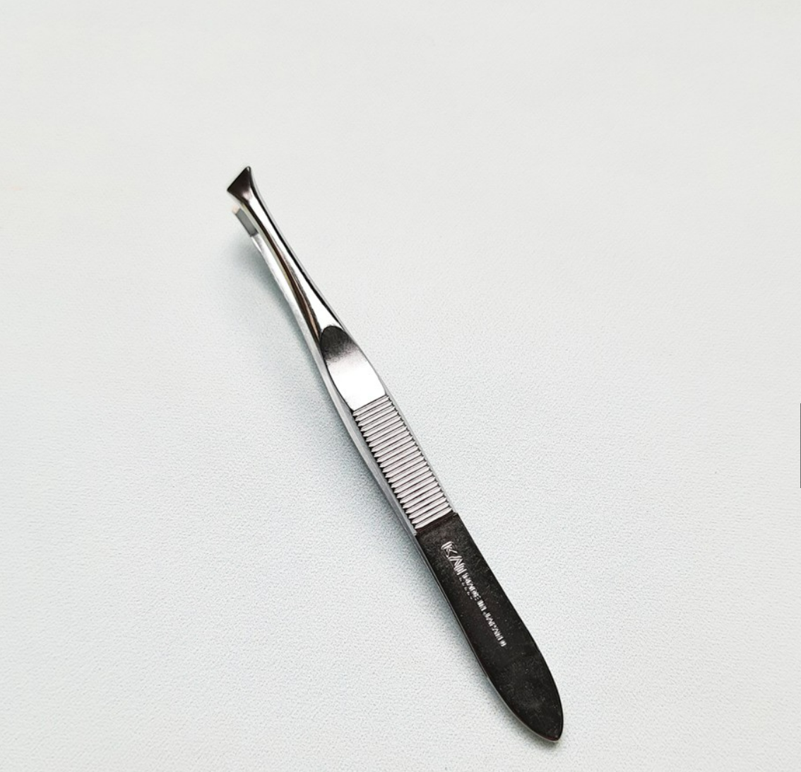 Nhíp Nhổ Lông Mày Bằng Thép Kai Tweezers HL0401 (Màu Xanh)