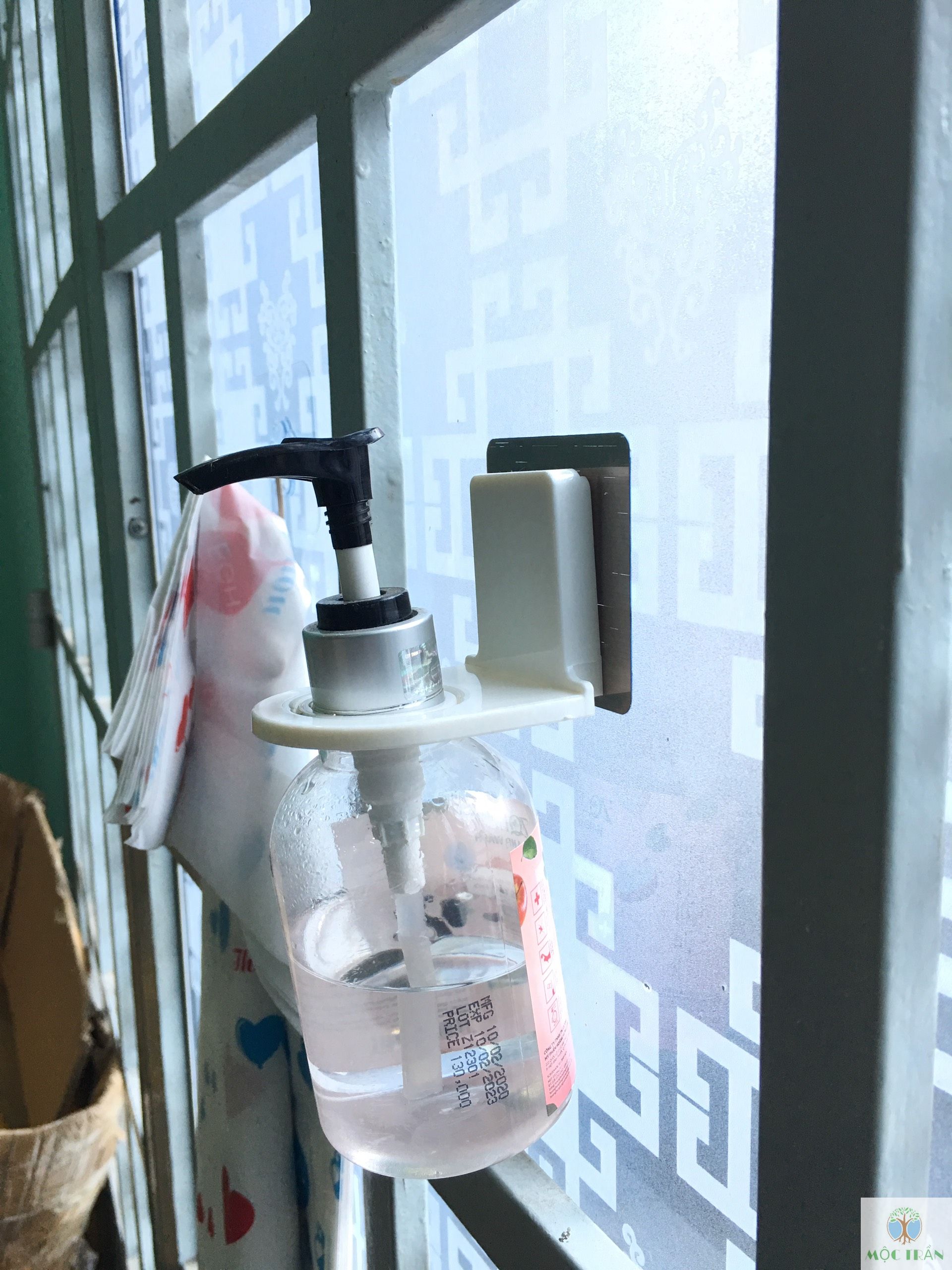 MÓC DÁN TƯỜNG TREO BÌNH NƯỚC RỬA TAY, DẦU GỘI, SỮA TẮM CÓ VÒI XỊT SIÊU CHẮC