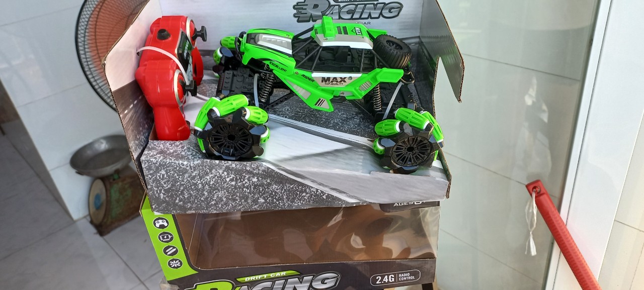 Đồ chơi xe điều khiển bánh xoay 360 loại to
