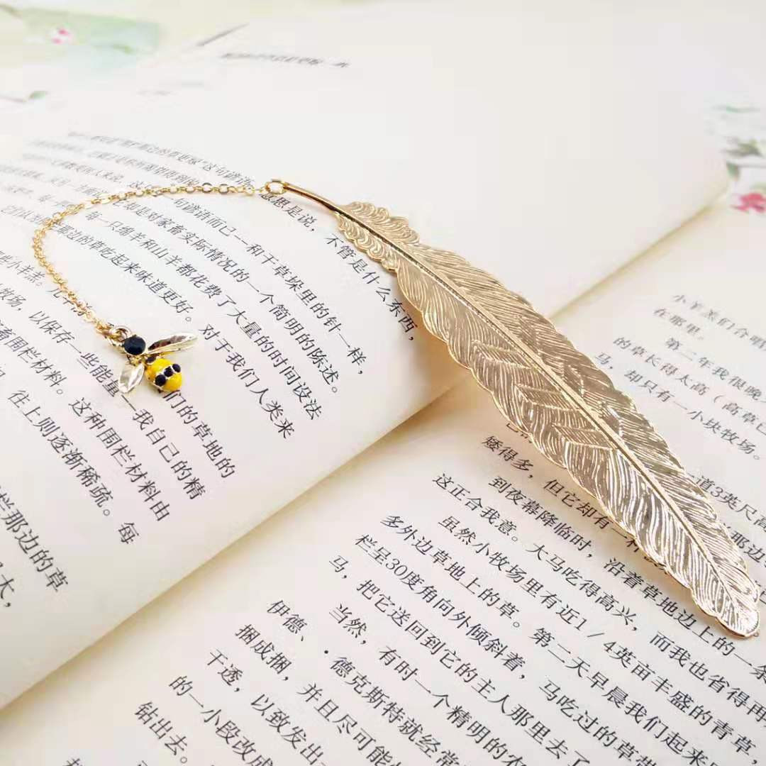 Bookmark Kim Loại Đánh Dấu Sách Hình Lông Vũ Dây Treo - Con Ong