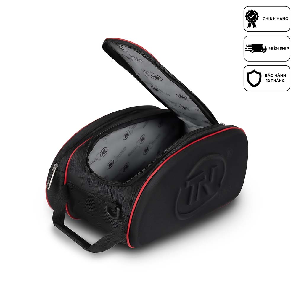 Túi Đựng Giày Đeo Chéo 2 Ngăn Chống Nước TN Bags TN.B 9001 – Túi Đựng Giày Bóng Đá, Túi Gym Thể Thao Màu Đen Đỏ Năng Động Cao Cấp!