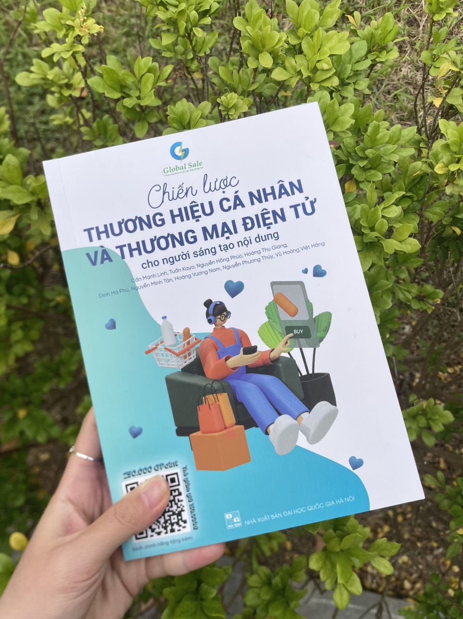 Sách - "Chiến lược thương hiệu cá nhân và thương mại điện tử cho người sáng tạo nội dung"