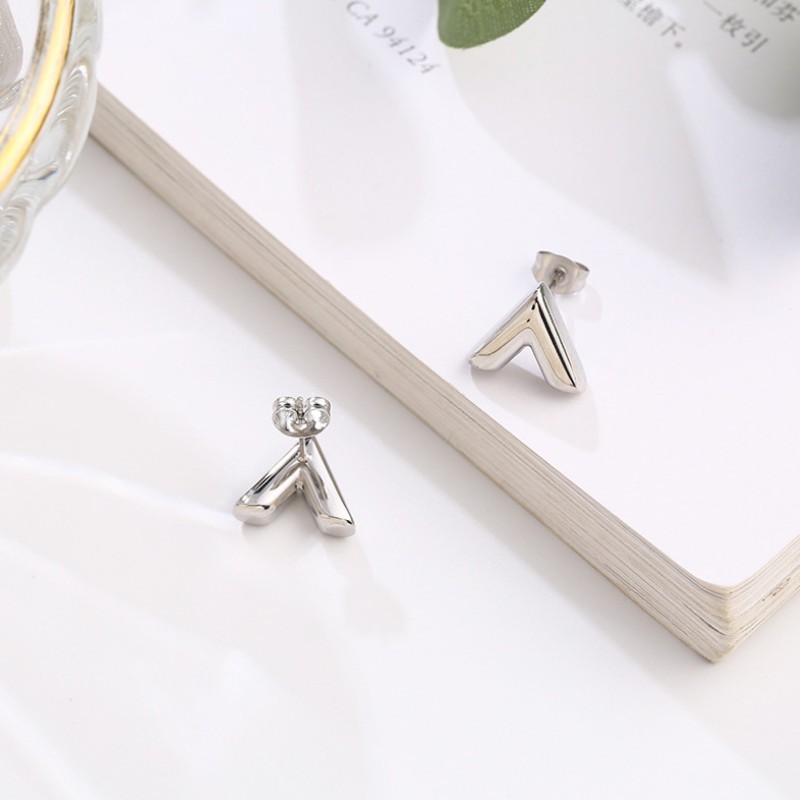 Bông Tai Chữ V Titan Ko Đen TT 3494