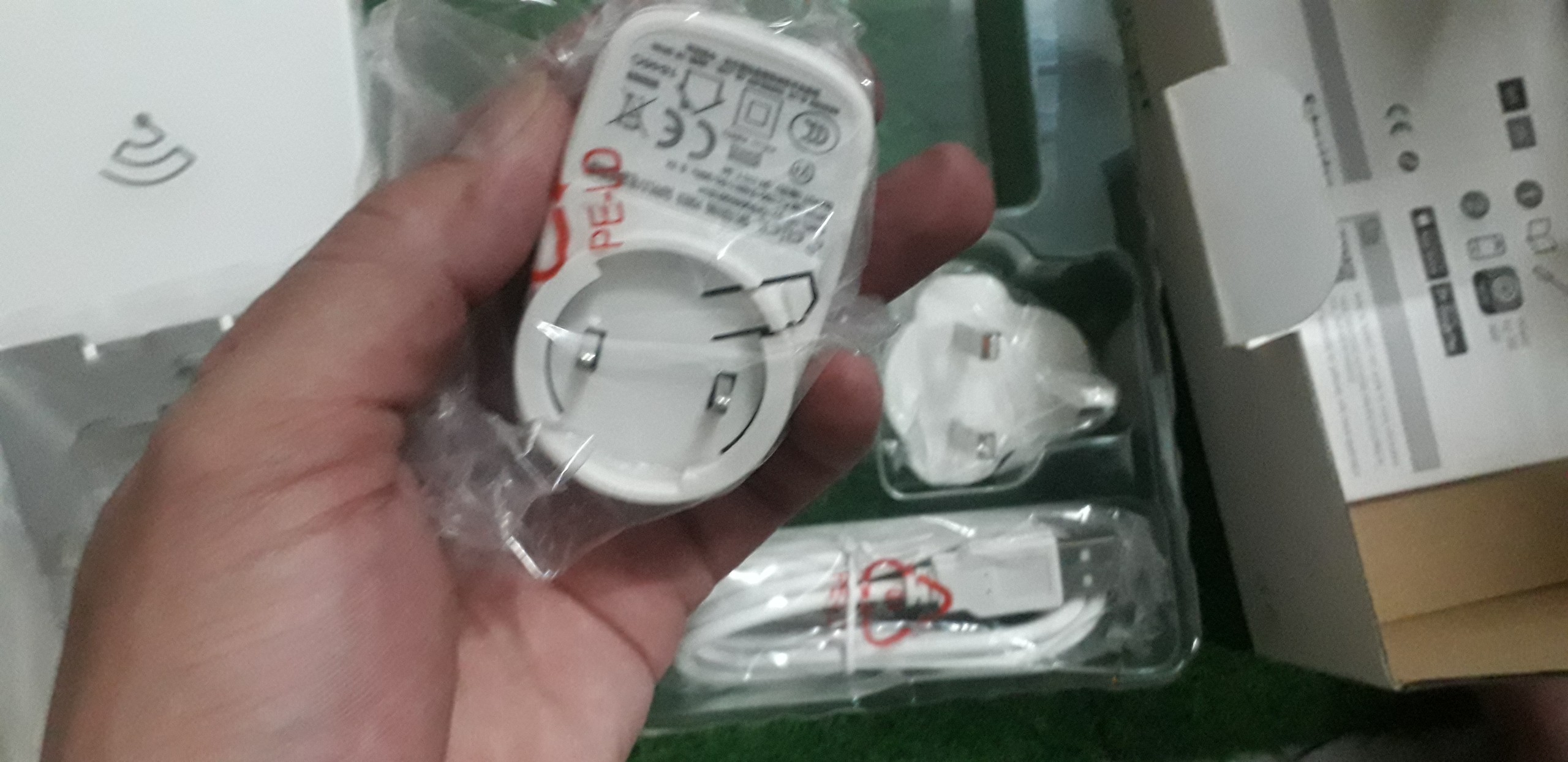 Bộ Điều khiển kết nối trung tâm CCT501400 Schneider ZigBee IP Gateway, RJ45/WiFi