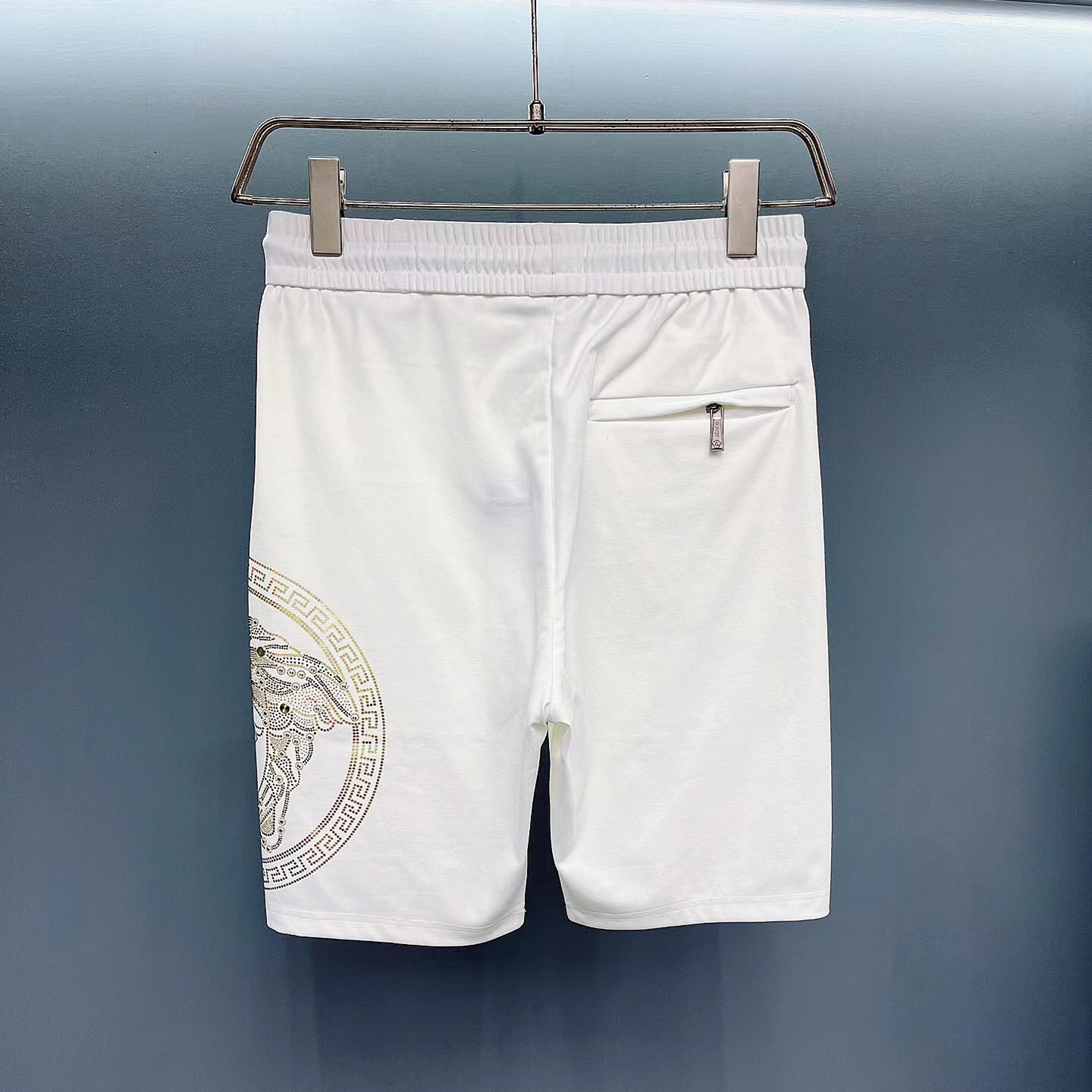 Quần short đùi nam cao cấp TC với thiết kế logo đính đá bền đẹp, dộc đáo, lưng chun dây rút co dãn chất cotton thoáng mát, phong cách trẻ trung, năng động, thể thao-2282