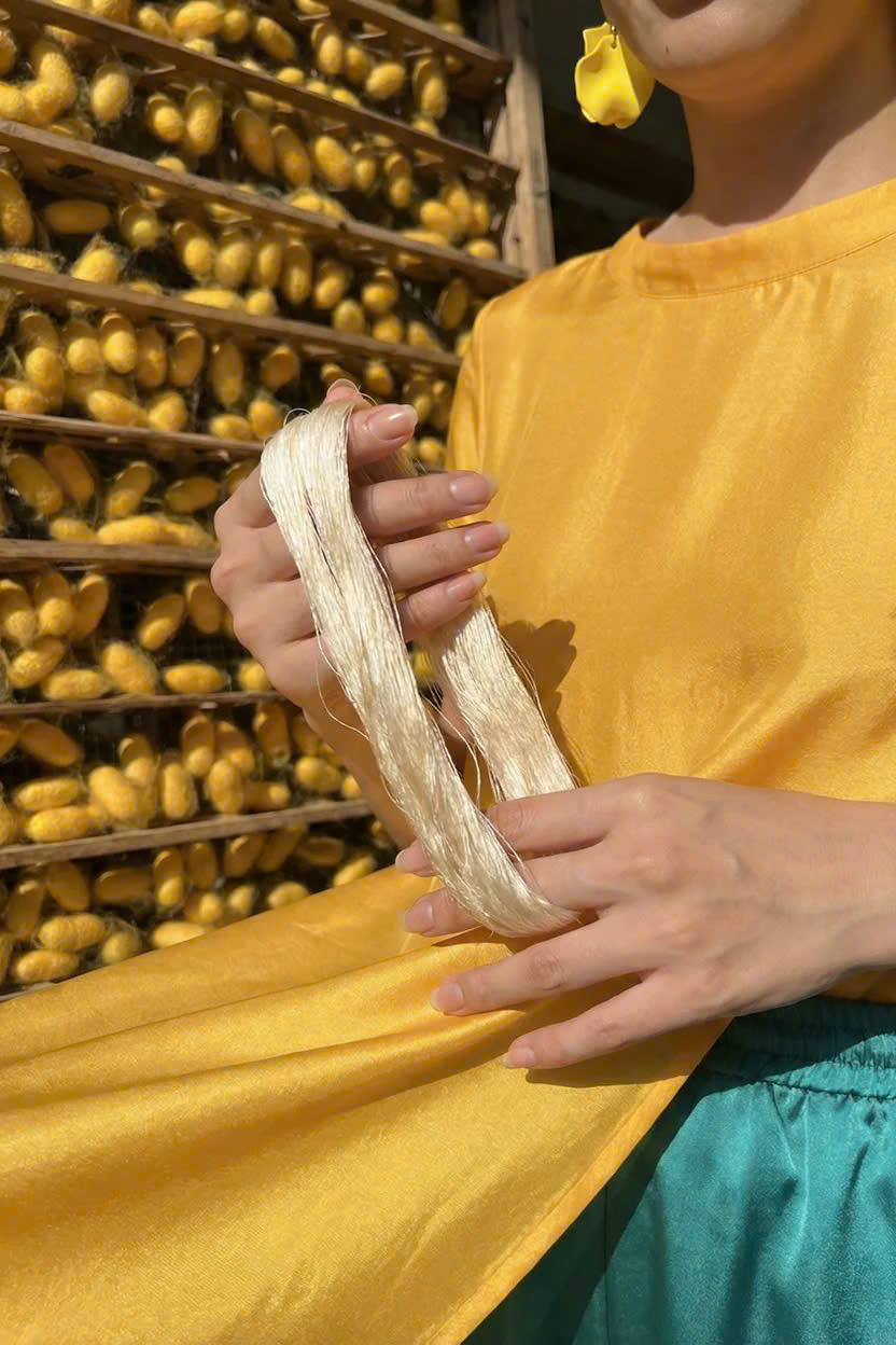 Áo Dài Cách Tân Kiêm Đầm Suông Lụa Vàng Dã Quỳ ADA015 thời trang thiết kế Hity