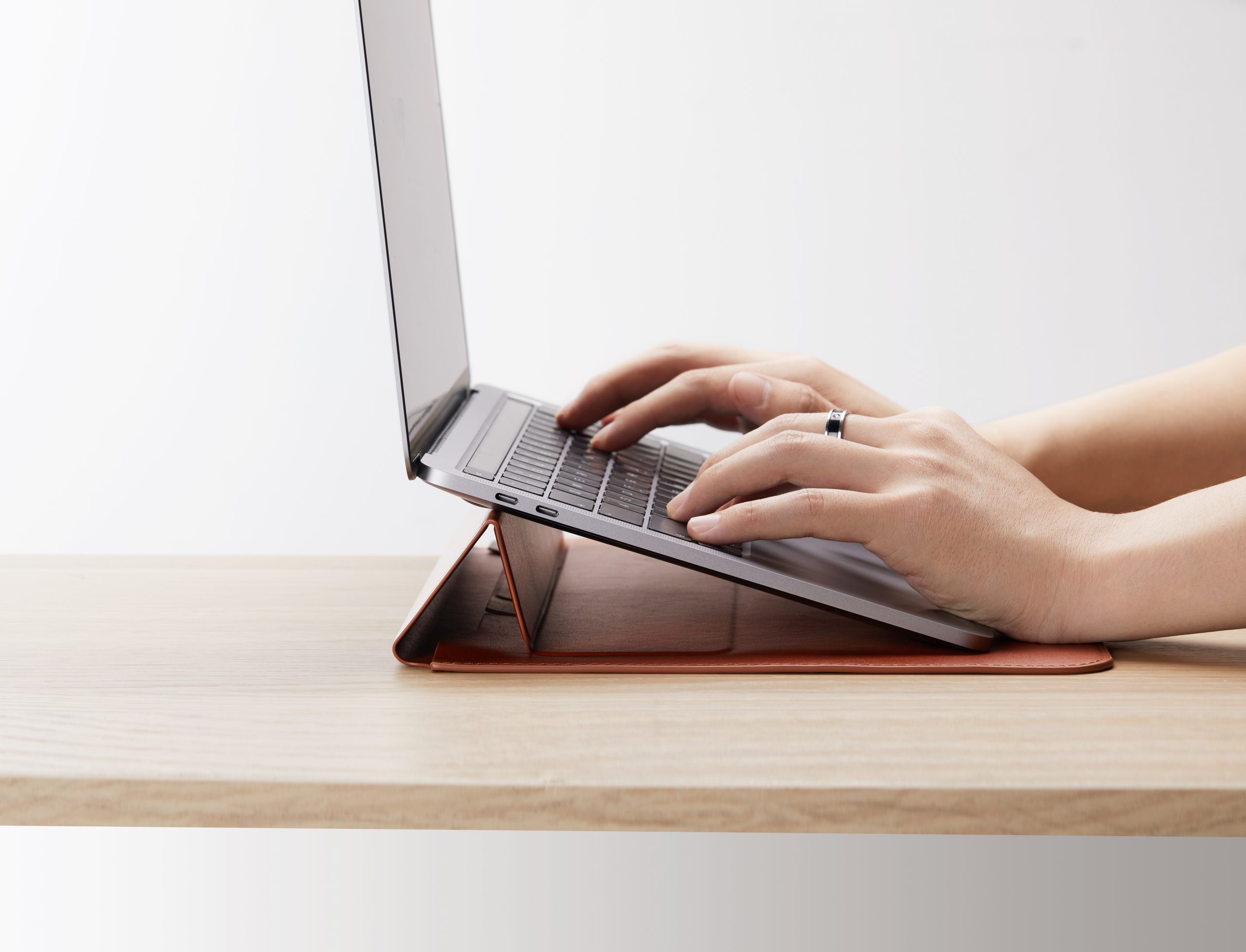 Túi chống sốc HYPER Hypershield Stand &amp; Go Sleeve dùng cho Macbook Pro/ Air 13″/ 14″ bằng da PU có thể dựng thành giá đỡ laptop Hàng Chính Hãng