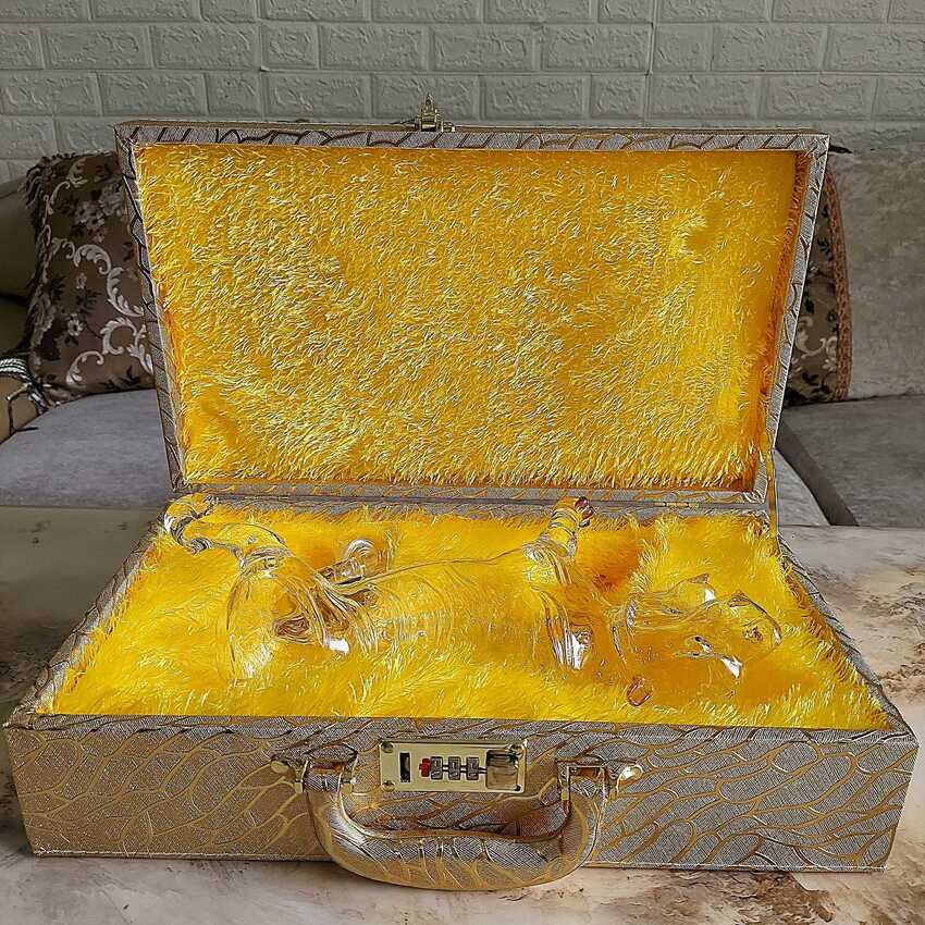 Bình đựng rượu thủy tinh 1 lít mẫu con hổ kèm vali da cao cấp màu vàng ánh kim – Chai đựng rượu 1000ML làm quà tân gia, sinh nhật